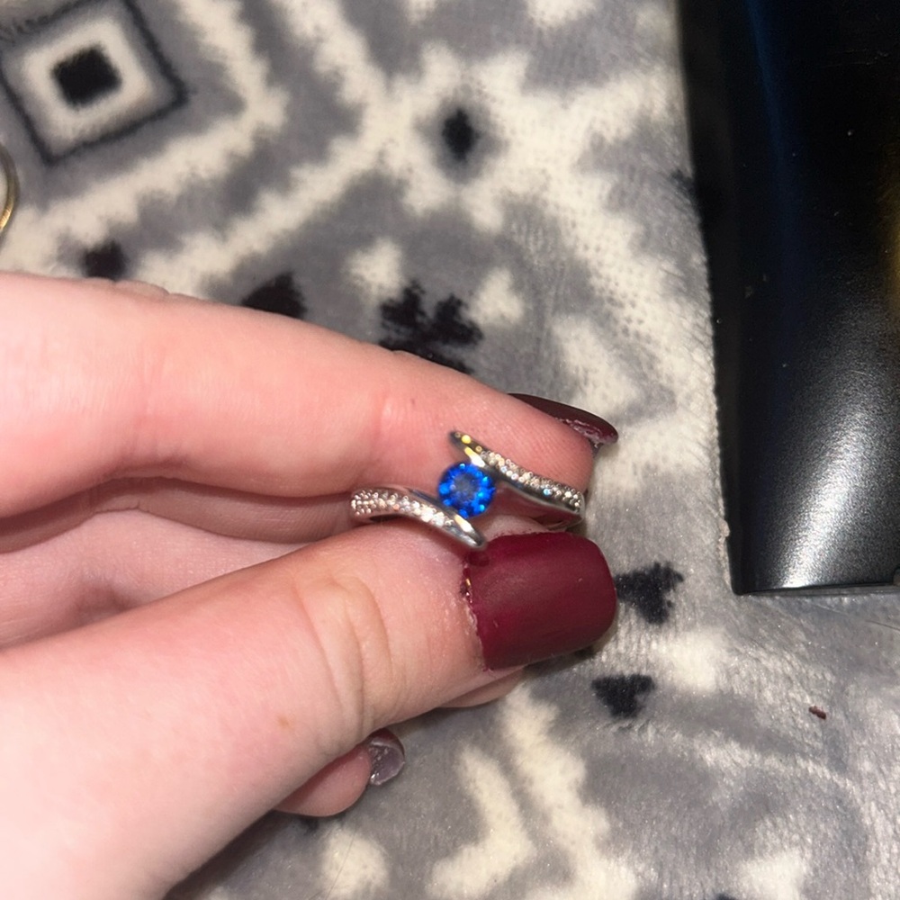 Brand: Jewelry Star
White Gold Plated and 1.40ctw CZ Blue Sapphire
Size 9